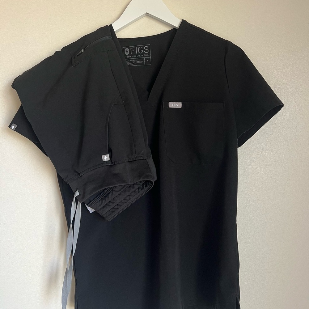 FIGS Black Technical Collection Scrub Set Catarina Top Zamora Bottoms
